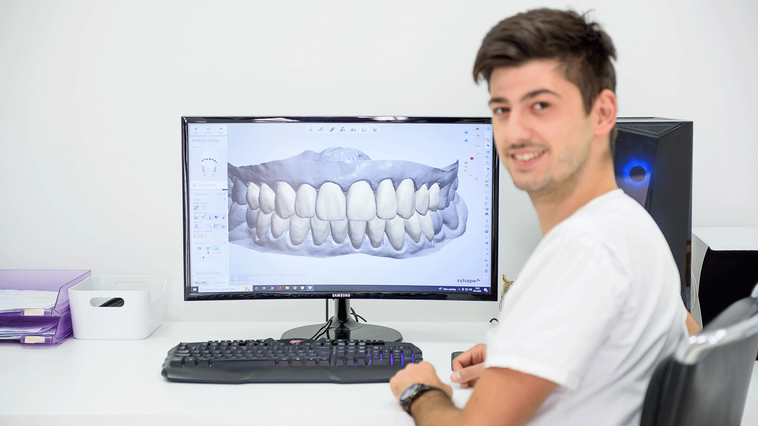 prikaz digitalnog dentalnog slučaja na monitoru